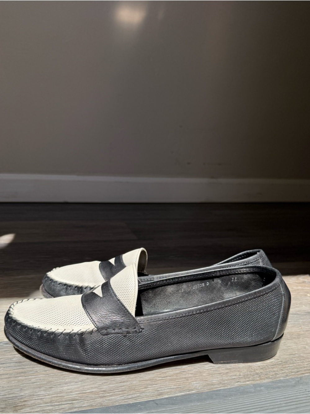 Vintage Cole Haan Two-Tone Black and Cream Women's Loafers Size 9 - Picture 3 of 8